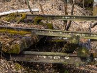 Alte Gleisreste und Bohlen verrotten im Moor